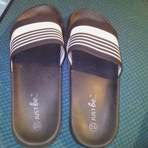 Size 10 just be ..slip on .. men's sandals.